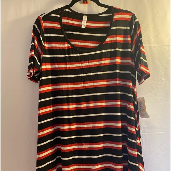 LuLaRoe Tops - NWT LuLaRoe Perfect T Top